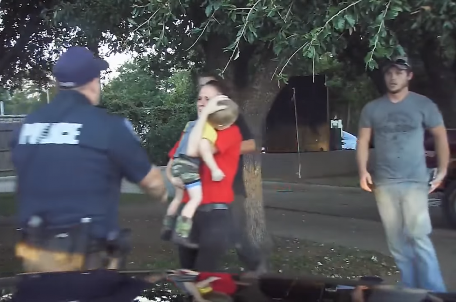 Policía salva a niño