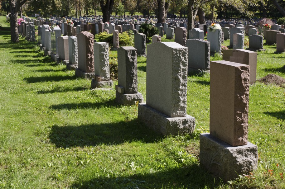 Lápidas en cementerio
