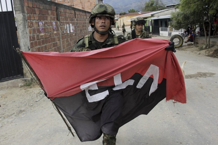 Soldado del ejercito con bandera del ELN
