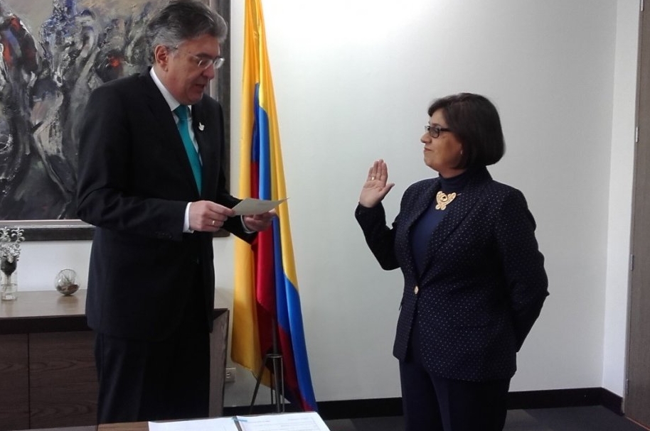 Mariana Gutiérrez Dueñas, durante su posesión ante el ministro de Hacienda, Mauricio Cárdenas.