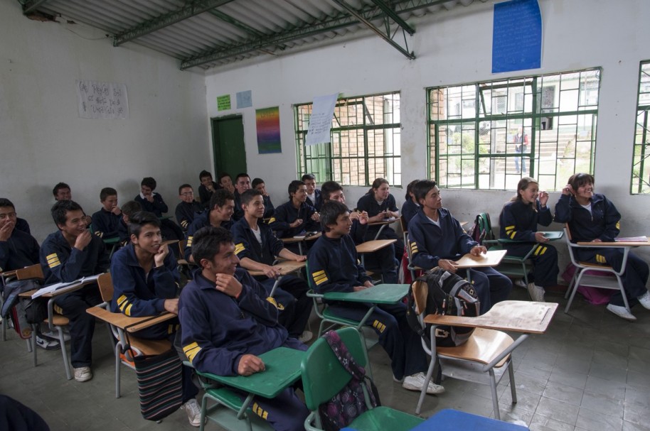 Alumnos tomando clase