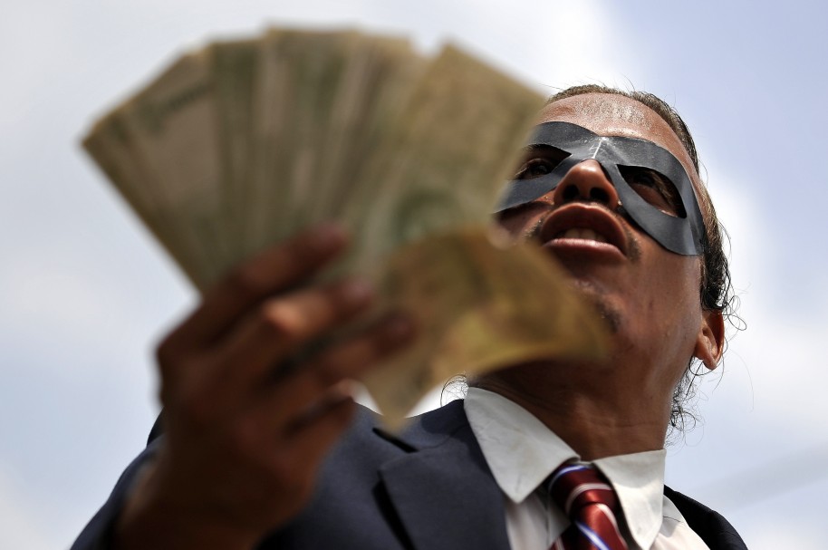 Un hombre en manifestación contra la corrupción