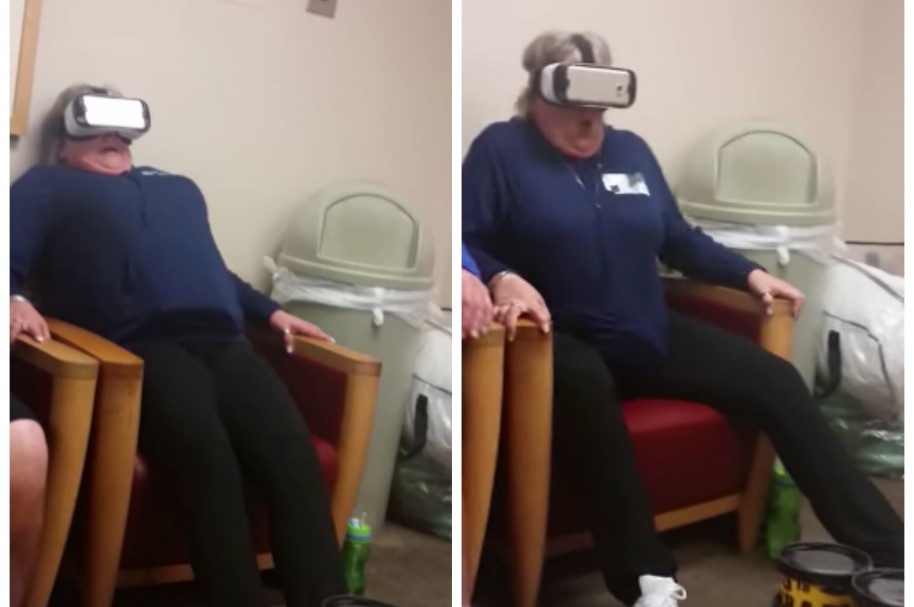 Mujer 'montando' una montaña rusa con gafas de realidad virtual. Pulzo.com