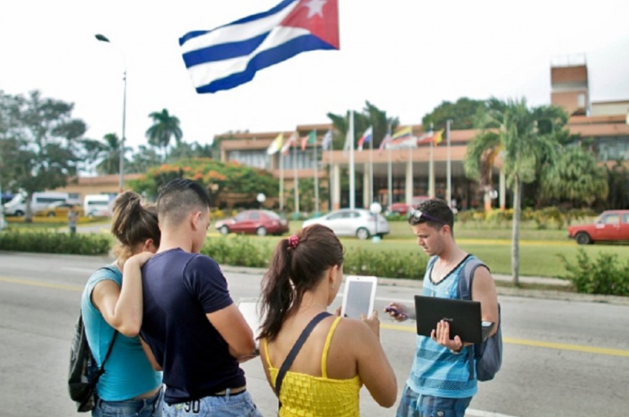 Cubanos usan internet.