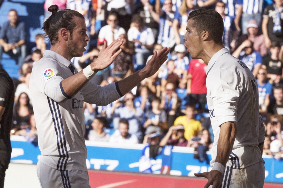 Cristiano Ronaldo (d) celebra con su compañero Gareth Bale (i) su primer gol.