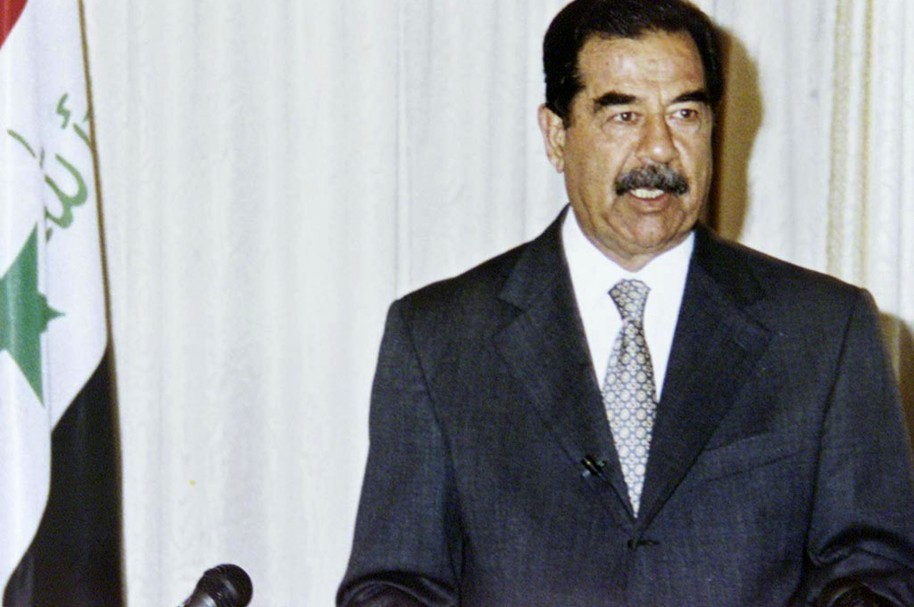 Le exigen a un hombre que demuestre que no es Saddam Hussein