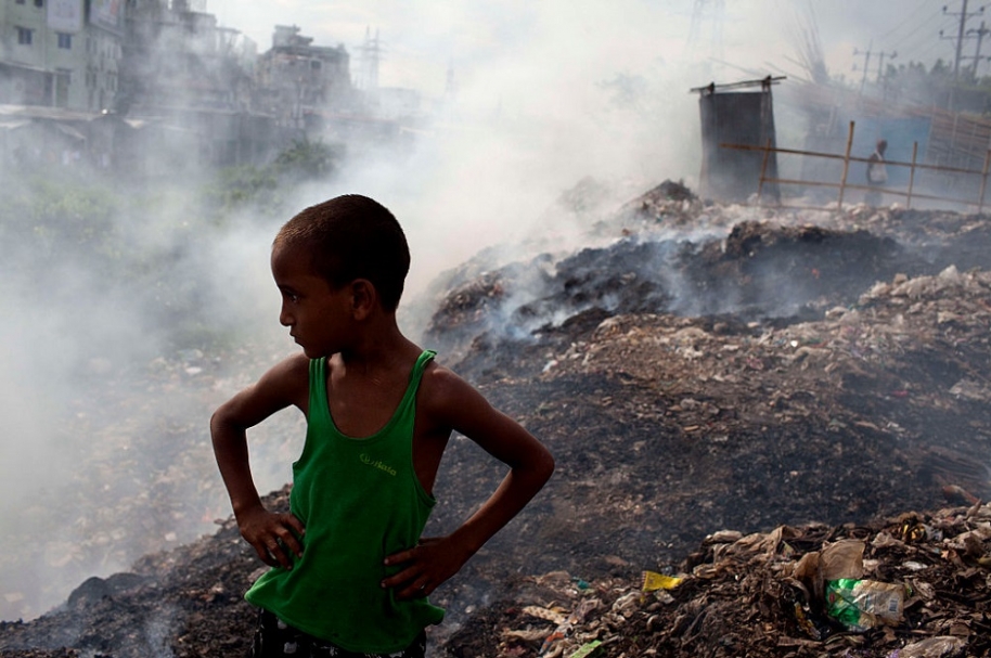 Niño afectado por contaminación