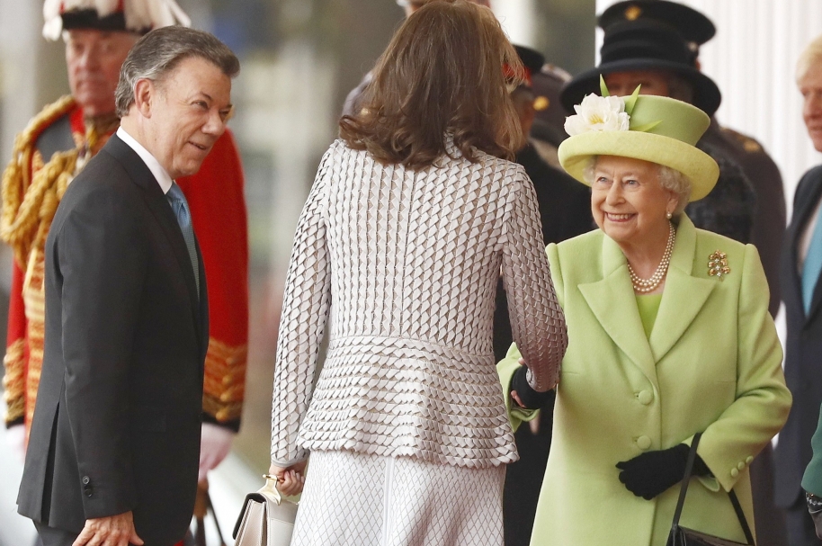 El presidente santos le presenta su esposa, María Clemencia Rodríguez, a la reina Isabel II.