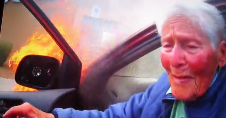 Abuelita rescatada de carro en llamas. Pulzo.com