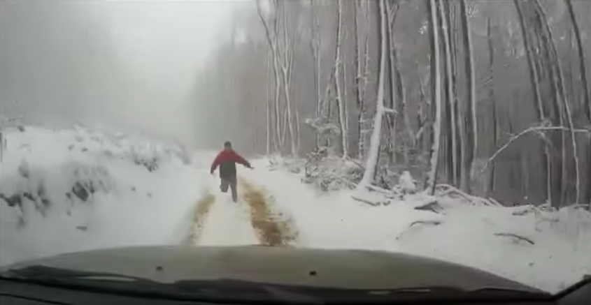 Conductor persigue su carro en la nieve. Pulzo.com