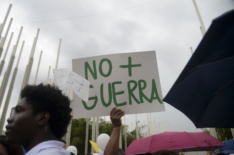 Colombianos piden "No + Guerra" en una marcha por la paz