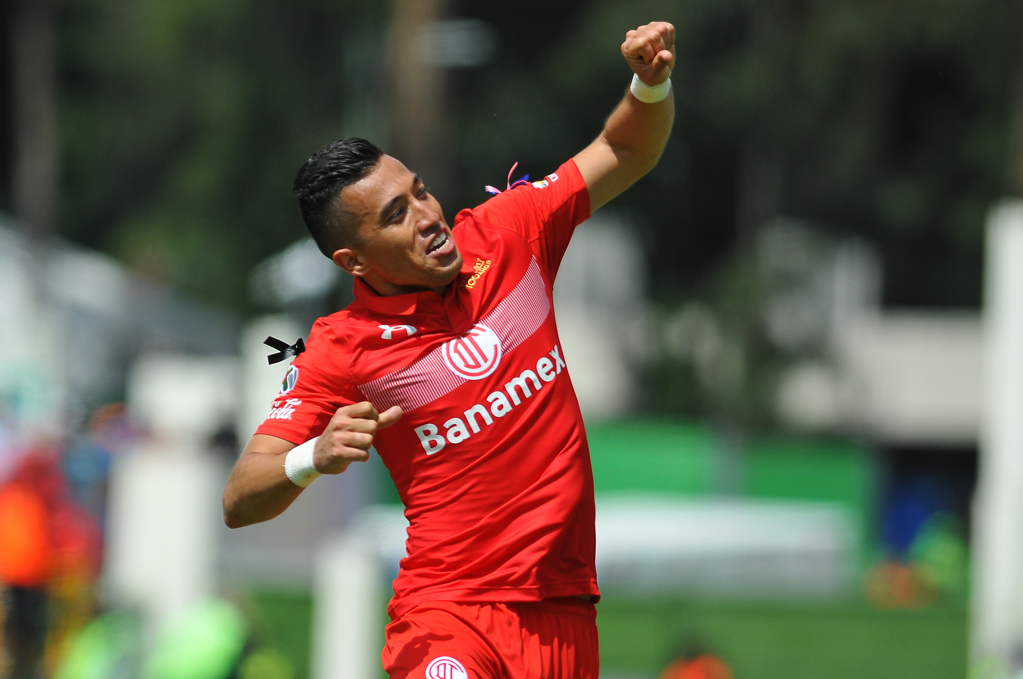 Fernando Uribe de Toluca celebra uno de sus goles.