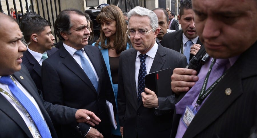 El senador Álvaro Uribe junto al excandidato presidencial Óscar Iván Zuluaga