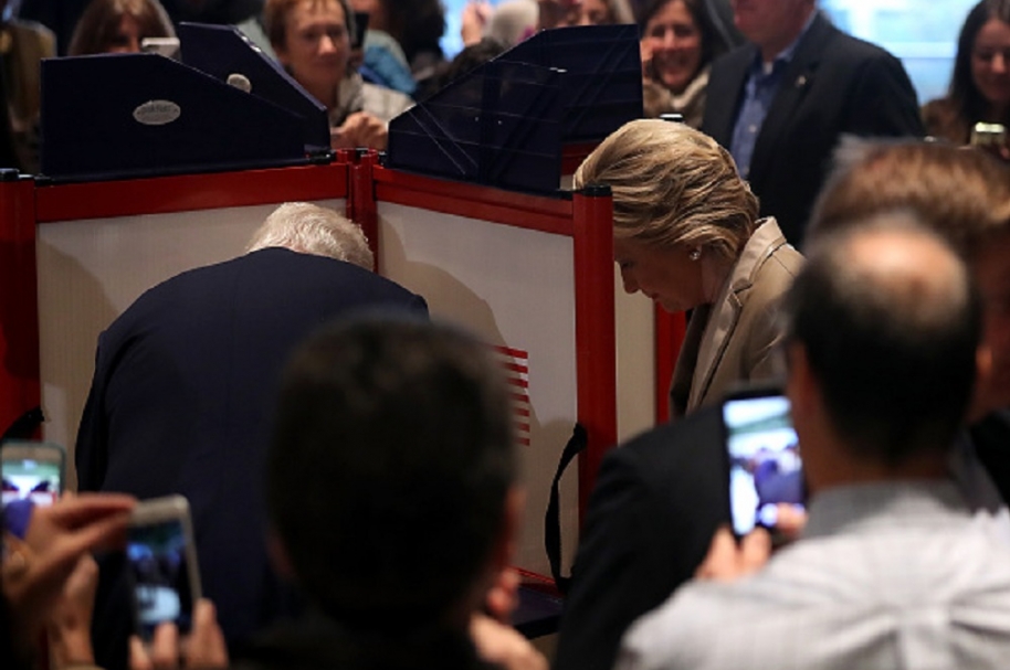 Clinton vota en Nueva York