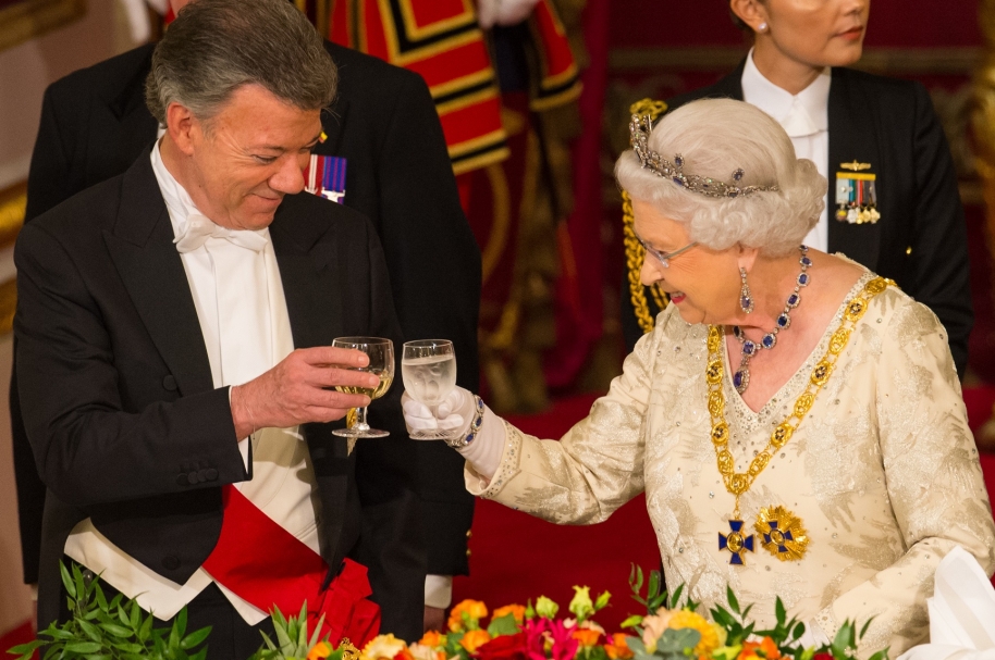 Juan Manuel Santos y la reina Isabel II