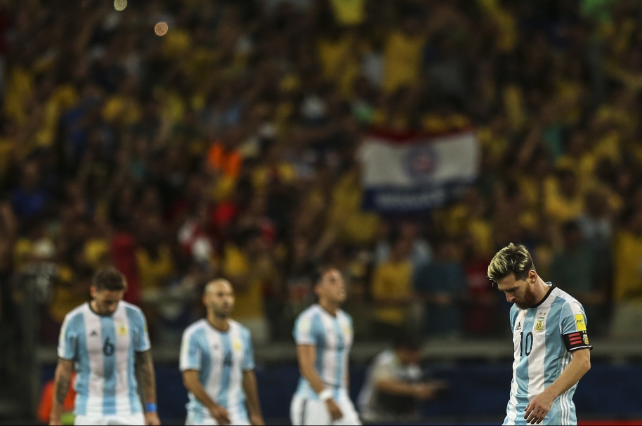 Lionel Messi (d) reacciona ante la anotación de un gol por parte de Brasil