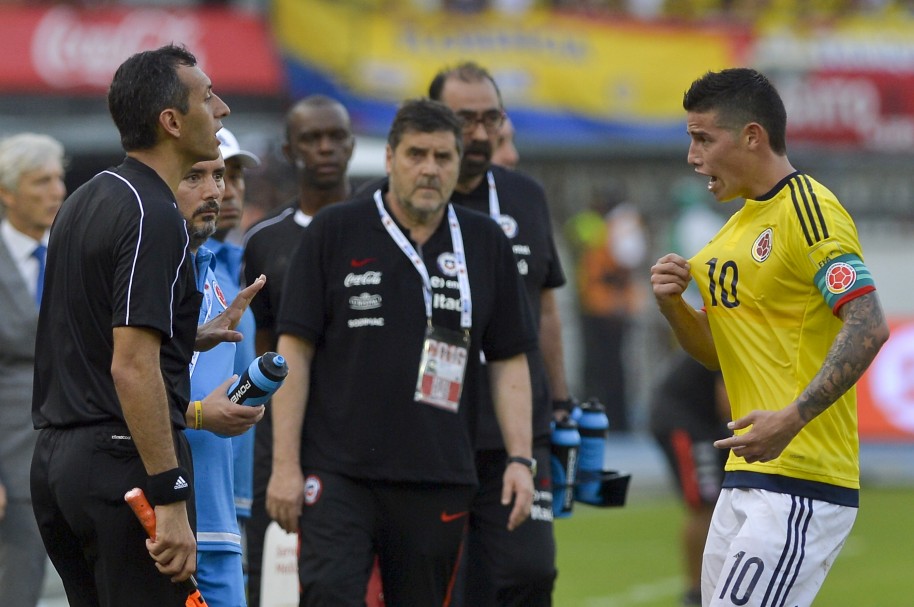 James Rodríguez discute con un árbitro en Barranquilla