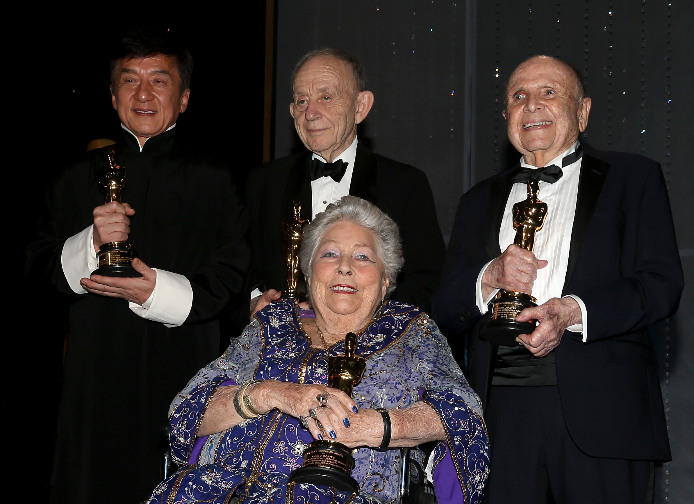 (I-D) Jackie Chan, Frederick Wiseman, Anne V. Coates y Lynn Stalmaster posan con sus estatuillas