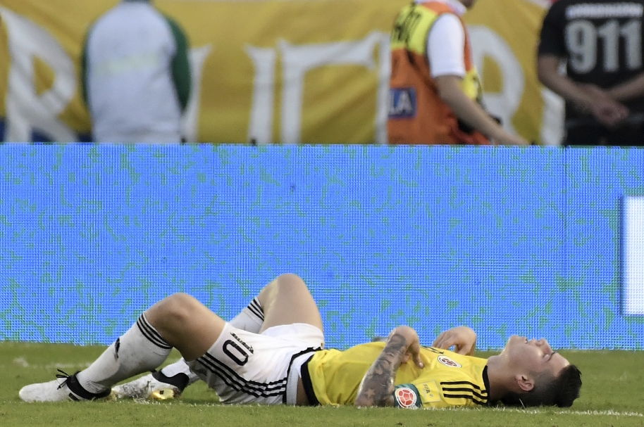 James Rodríguez, tendido en la cancha del Metropolitano