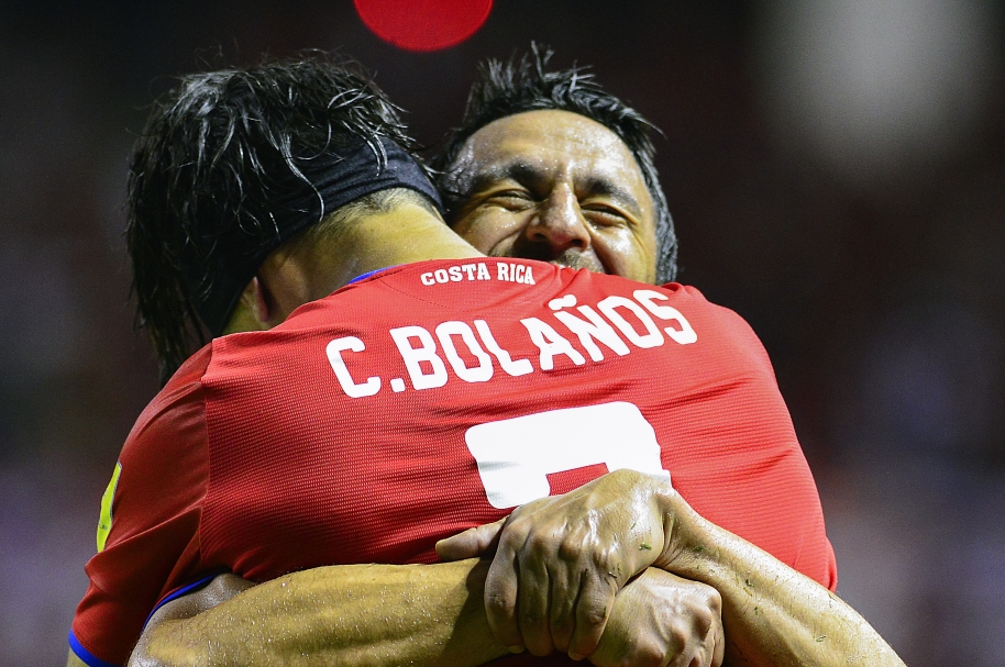 Cristian Bolaños celebra con el DT Óscar Ramírez uno de los goles contra Estados Unidos