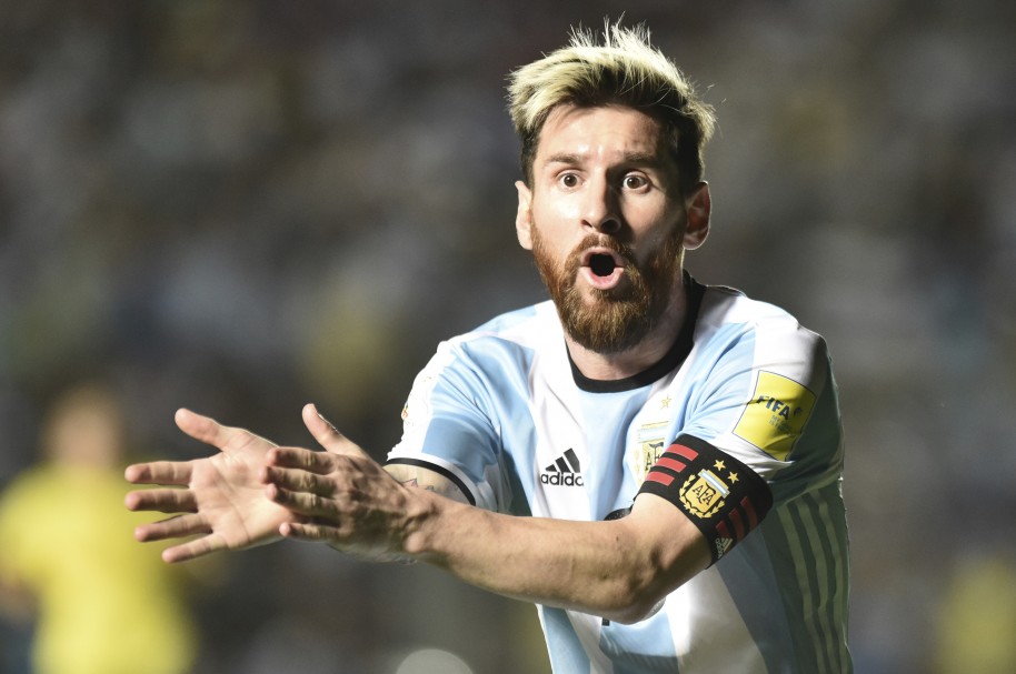 Lionel Messi da indicaciones en el partido frente a Colombia