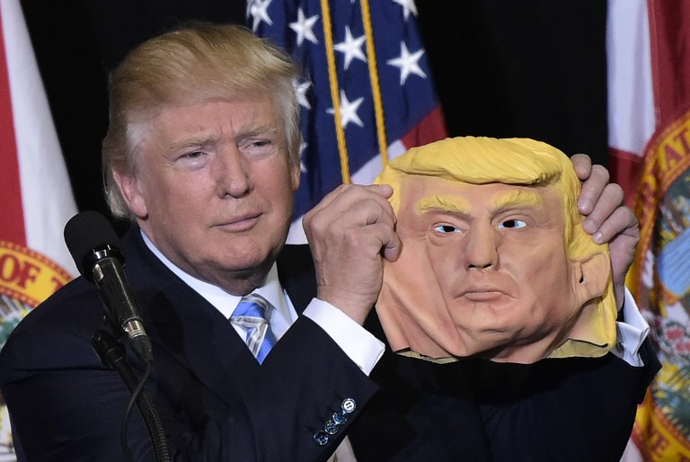 Donald Trump con una de sus máscaras. Pulzo.com