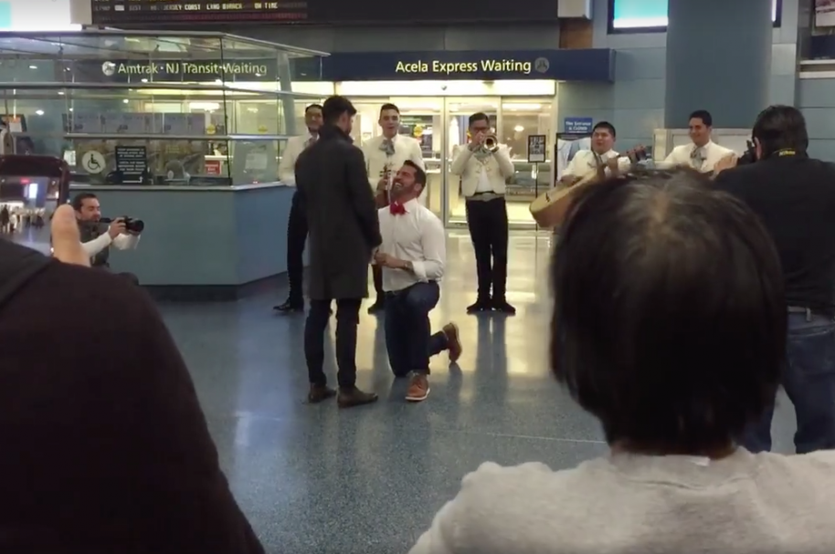 Propuesta de matrimonio gay en estación de tren de Nueva York. Pulzo.com