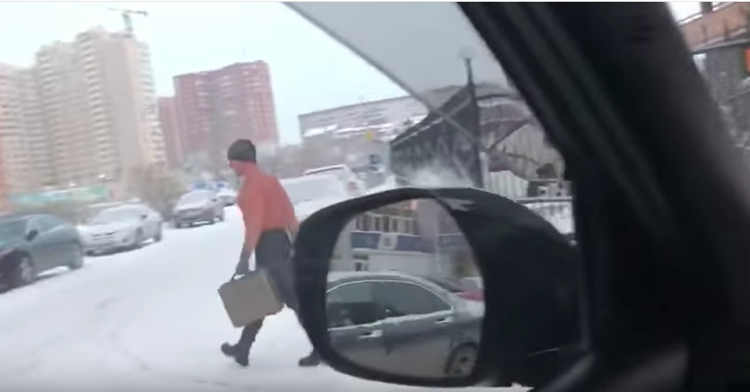 Hombre camina sin camisa durante invierno ruso. Pulzo.com