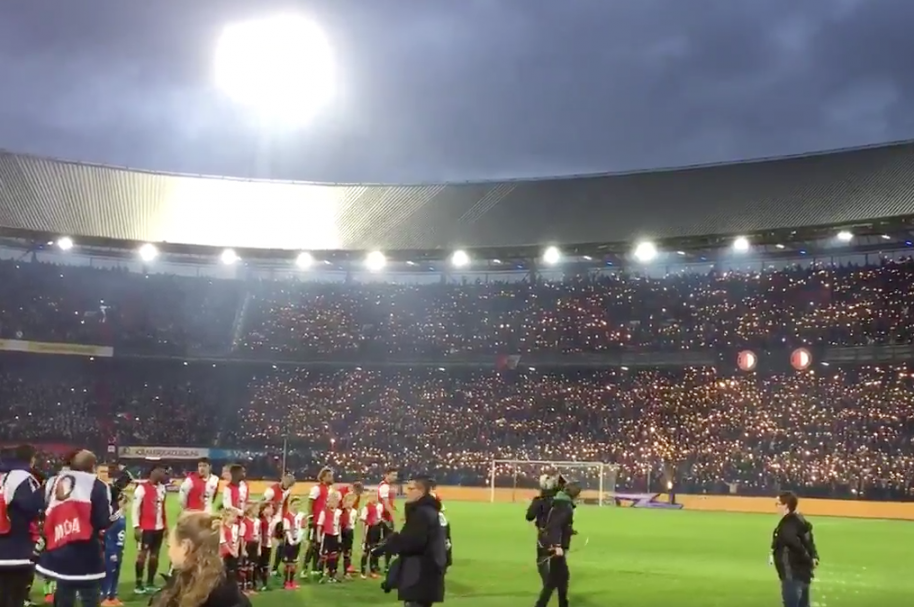 Homenaje de hinchas del Feyenoord a Tonny Vilhena por la muerte de su madre. Pulzo.com