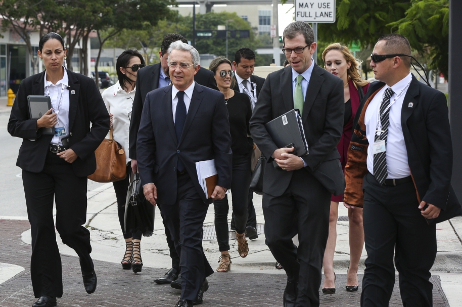 Álvaro Uribe (2i) mantiene la oposición a los acuerdos de paz