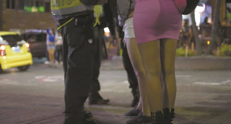 Policías y trabajadoras sexuales, en una calle de Colombia