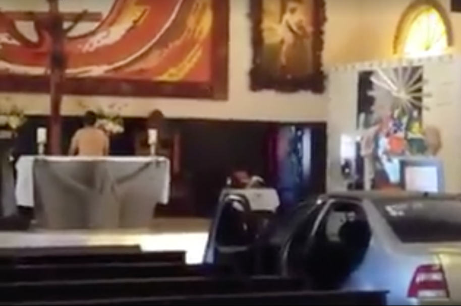 Hombre entra desnudo a iglesia, en México. Pulzo.com