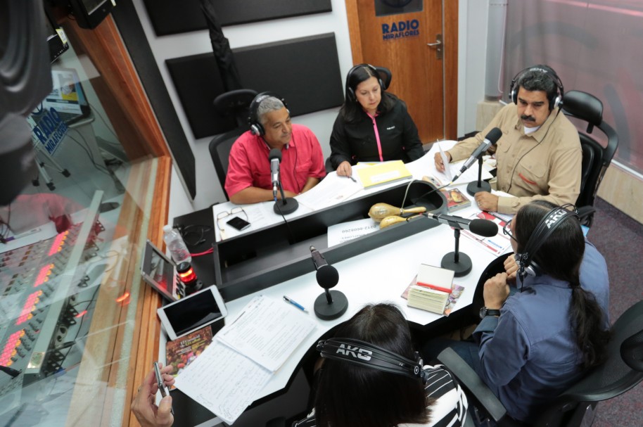 El presidente Nicolas Maduro (D) durante su programa de radio 'La Hora de la salsa'