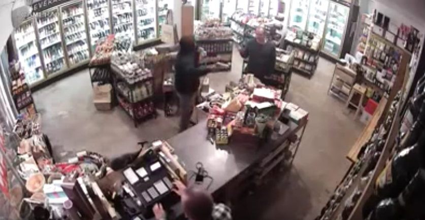 Hombre defiende su tienda de presunto ladrón. Pulzo.com