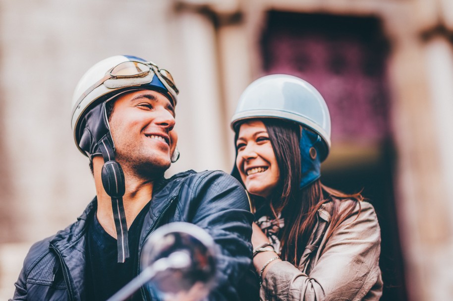 Pareja montando en moto - pulzo.com