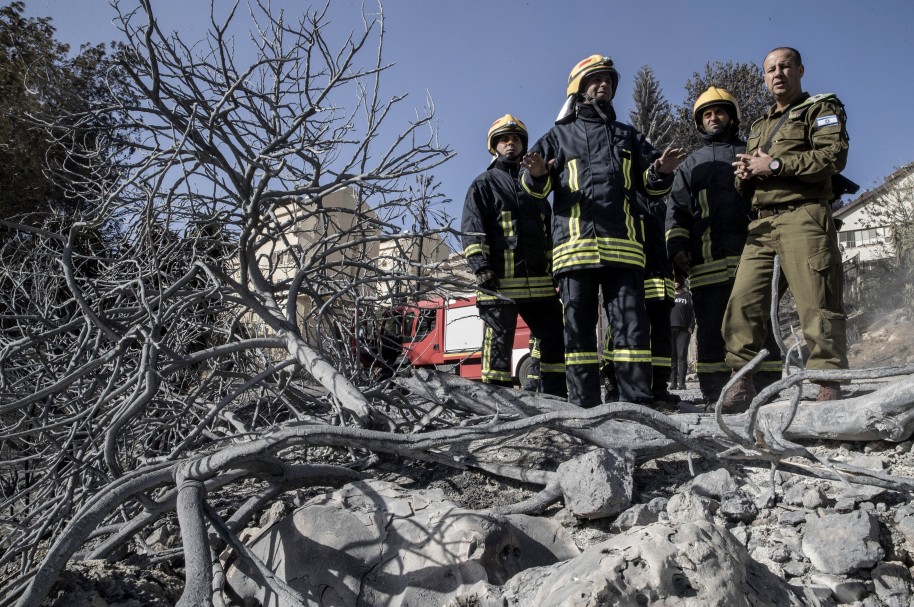 Bomberos y militares combaten el fuego en Haifa