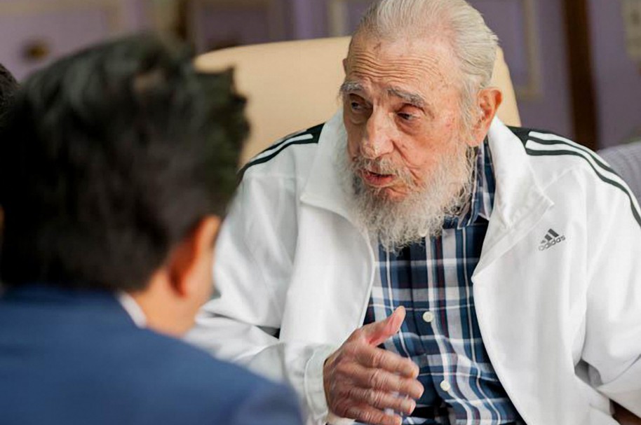 Fidel Castro (D) junto al primer ministro japonés Shinzo Abe (I) en La Habana. Septiembre 22, 2016.