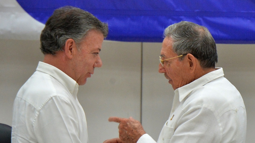 Juan Manuel Santos, presidente de Colombia, y Raúl Castro, hermano del fallecido Fidel Castro y presidente de Cuba.