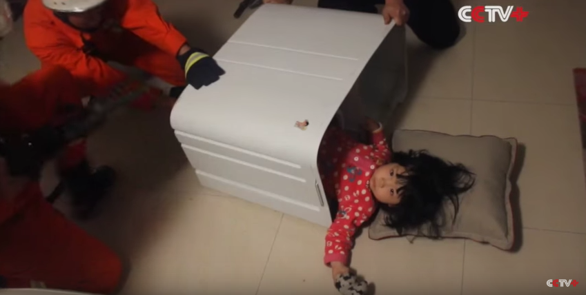 Niña atrapada en lavadora fue rescatada por bomberos, en China. Pulzo.com
