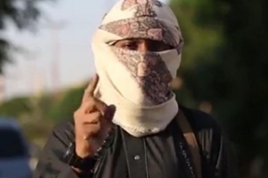 Militante de ISIS enseña a matar.
