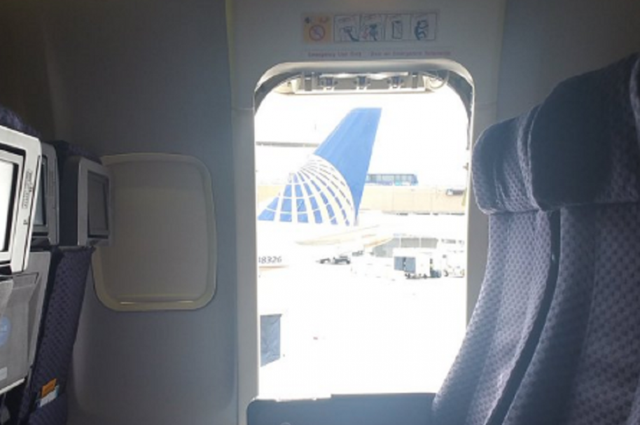 Pasajera se tira de un avión de United Airlines.