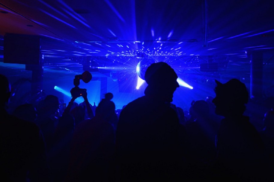 Pareja baila descontroladamente en una discoteca