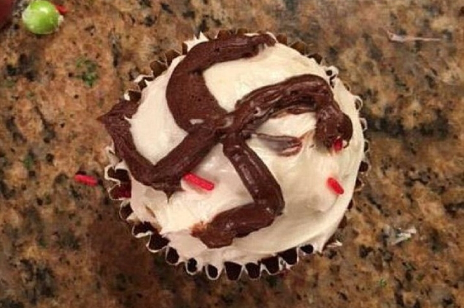Joven recibió torta de cumpleaños con símbolo nazi