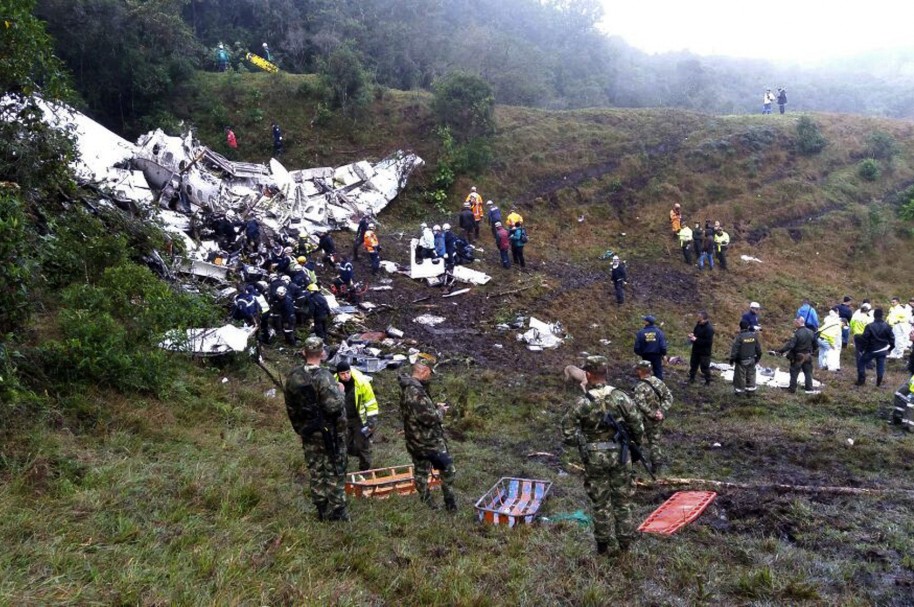 Equipos de rescate recuperan cuerpos del avión accidentado en el municipio de La Unión