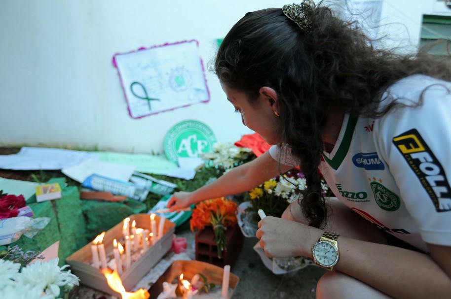 Una mujer rinde tributo a las víctimas de la tragedia de Chapecoense