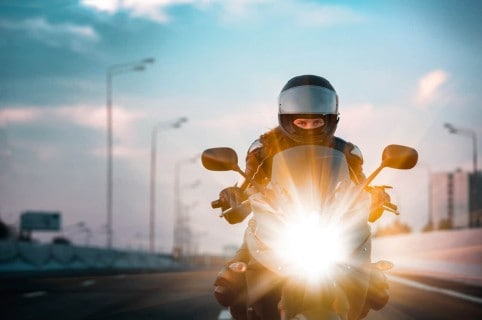 Mujer en moto.