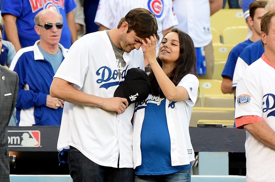 Ashton Kutcher y Mila Kunis en un juego de Los Angeles Dodgers. Pulzo.com