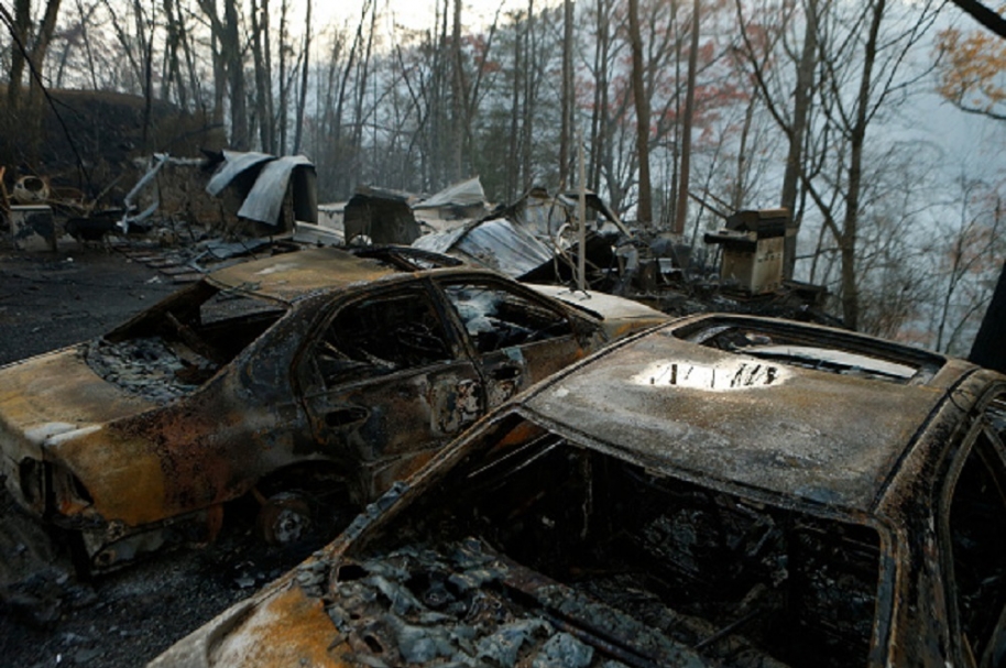 Gigante incendio en Gatlinburg deja 13 víctimas
