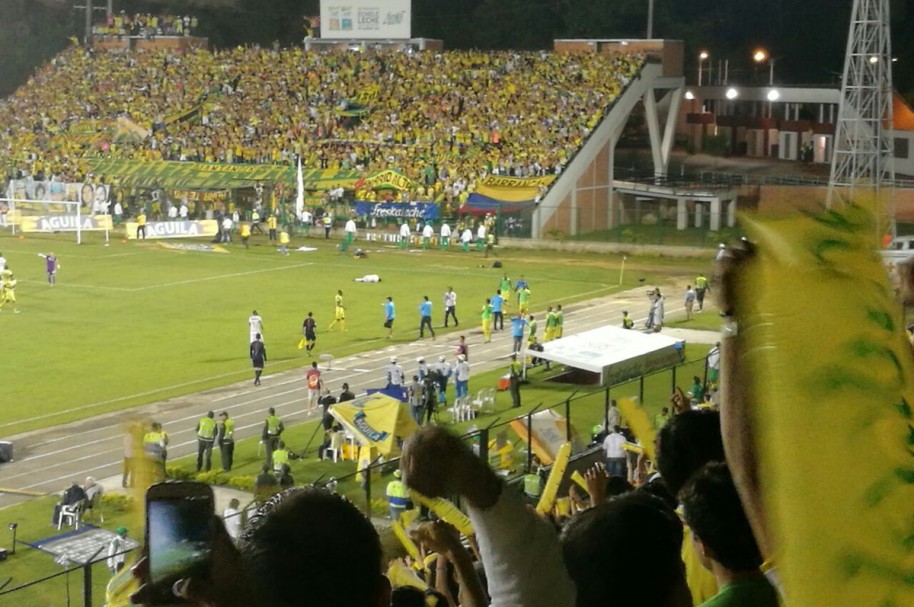 Hinchas del Bucaramanga celebran el gol de Guevgozian