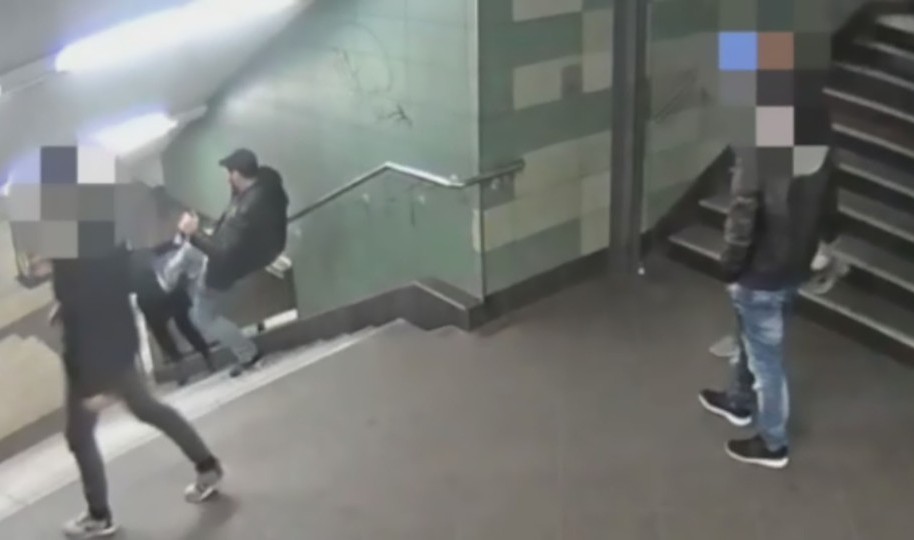 Hombre agrediendo a mujer en una estación del metro, en Berlín.